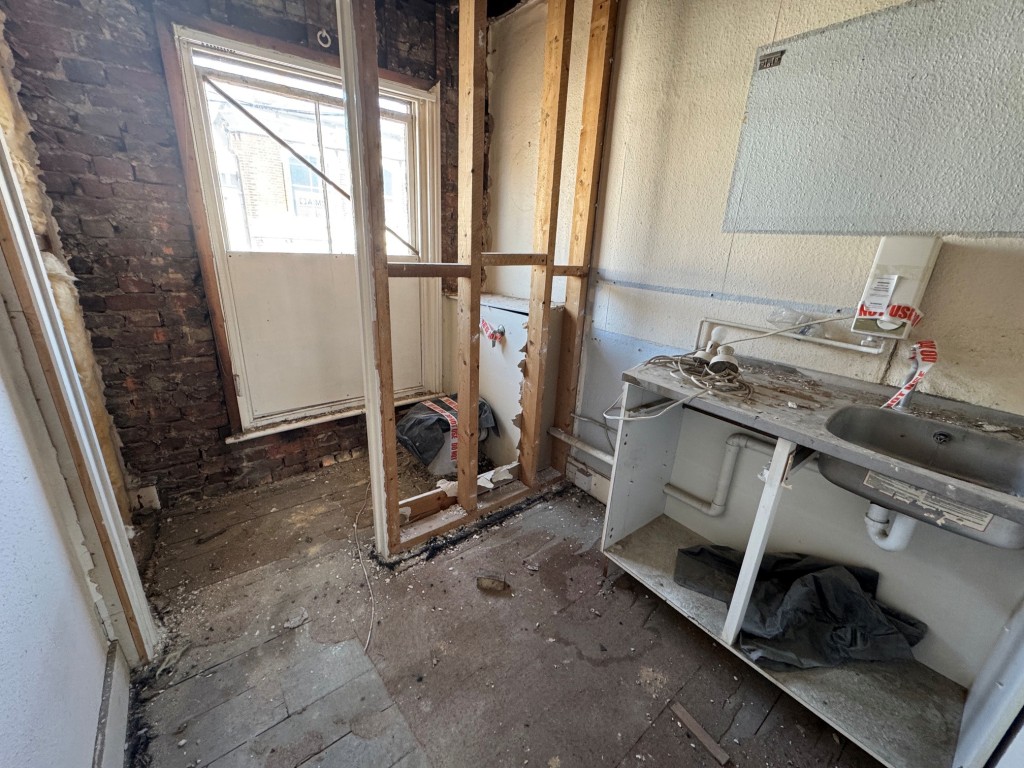 Lot: 66 - COMMERCIAL INVESTMENT AND UPPER PARTS WITH PRIOR APPROVAL FOR TWO, TWO-BEDROOM FLATS - Second floor - room 4
